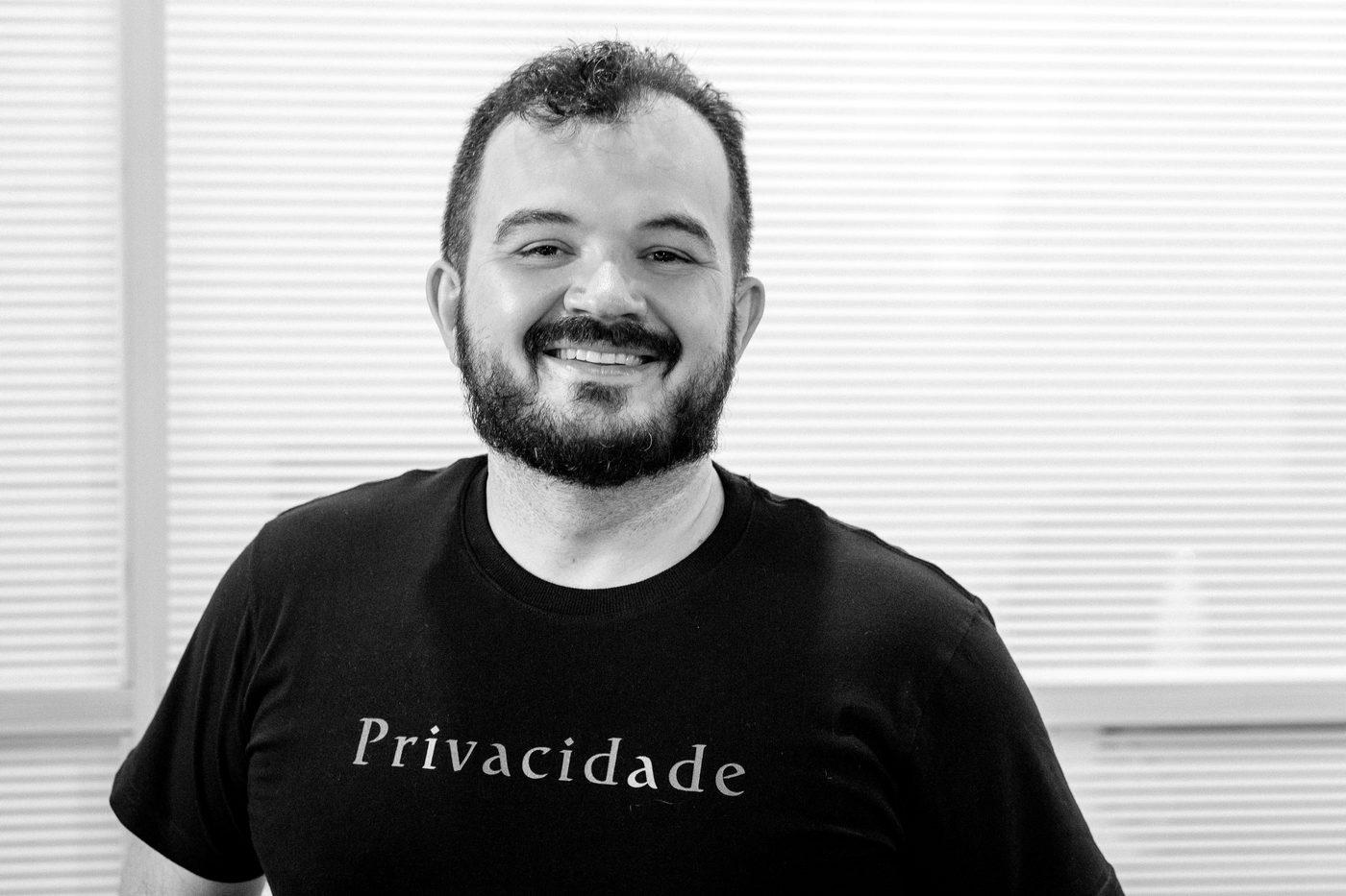 João Gonçalves sorrindo, de camiseta com a palavra Privacidade