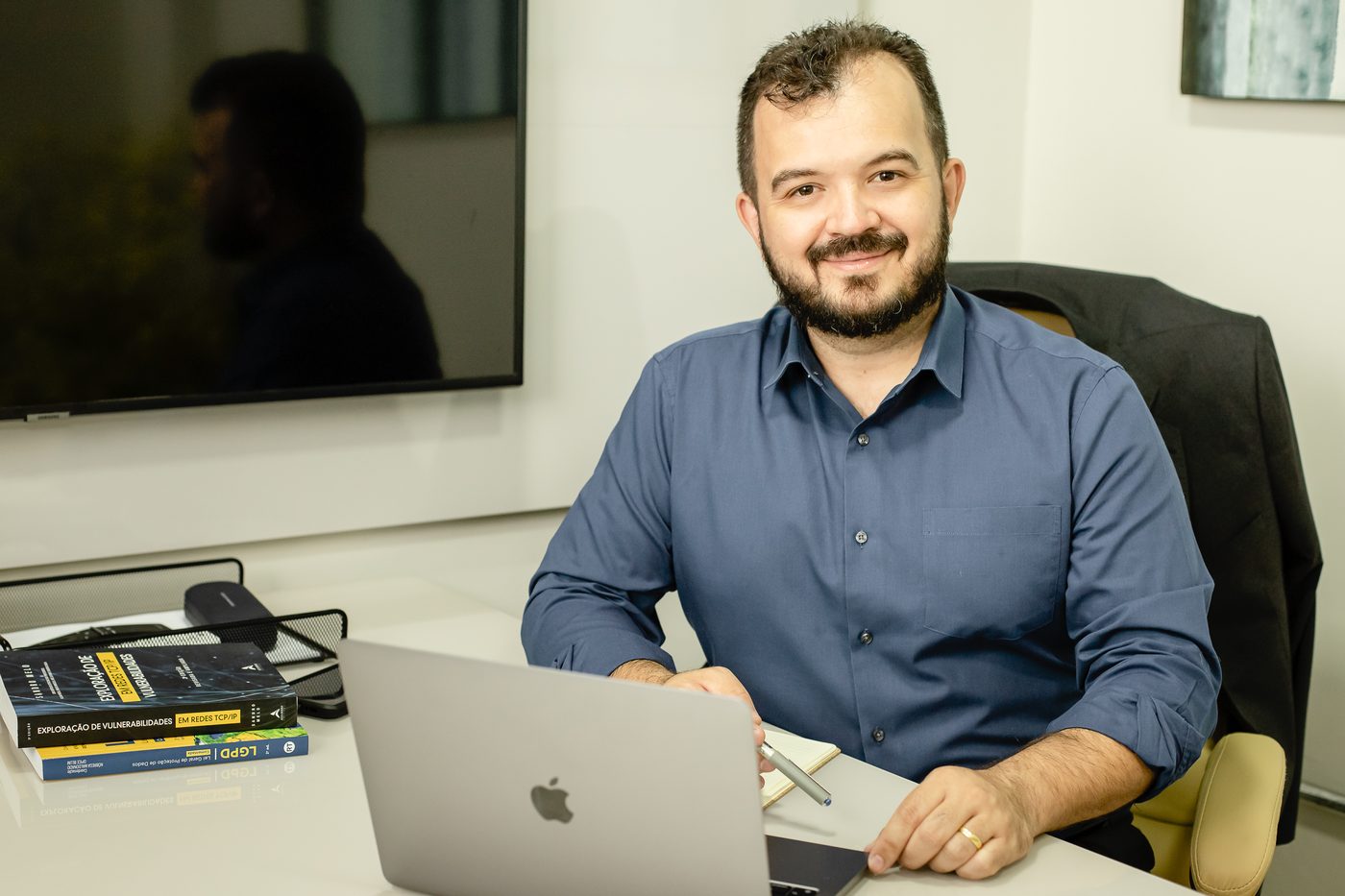 João Gonçalves trabalhando em sua mesa